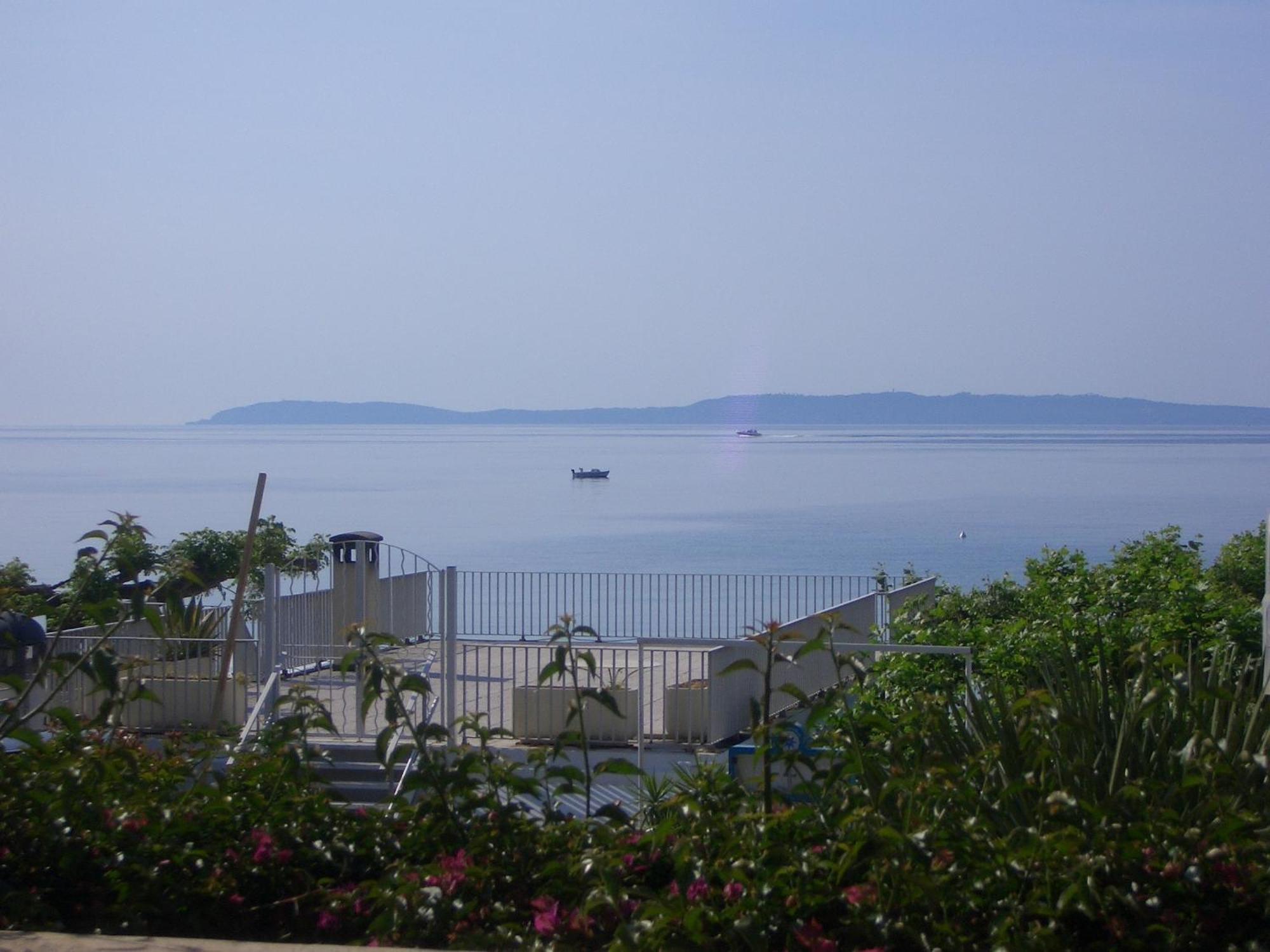 Hotel Beau Soleil Le Lavandou Buitenkant foto